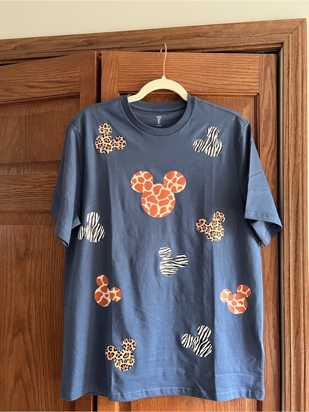 NEW Mickey Animal Kingdom Men’s Medium tshirt